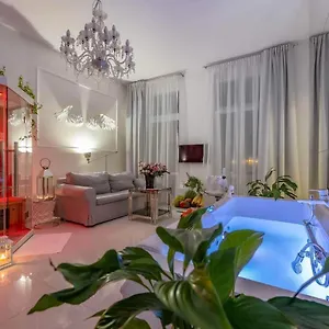 luksusowy-apartament-z-jacuzzi-stary-rynek-poznan.poznan-hotels.com/
